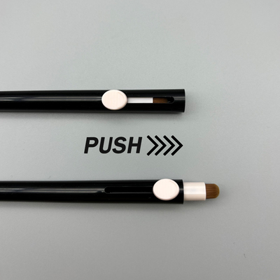 Un buon prezzo. Contenitore per labbra vuoto Twist Up OEM Logo Eyeliner Matita Imballaggio Contenitore per labbra con spazzola da labbra push-pull in linea